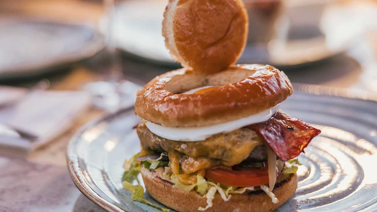 O restaurante Guilty by Olivier Salgados traz a sua habitual combinação de irreverência e sabor ao rooftop do novo The Westin Salgados Beach Resort, em Albufeira.