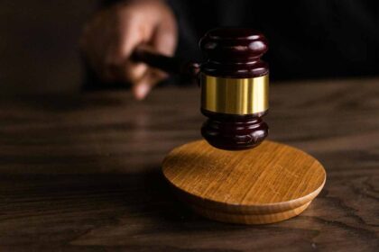 O Tribunal de Portimão condenou hoje um dos dois homens acusados pela morte de um empresário em Albufeira a uma pena efetiva de 12 anos e seis meses de prisão, por roubo agravado, e absolveu o outro arguido.
