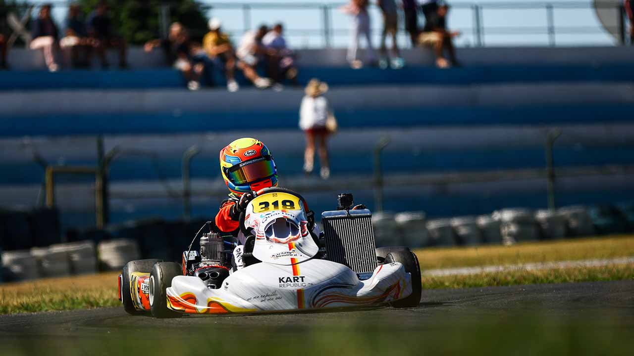 O jovem piloto do Algarve José Pedro Pinto, de apenas 12 anos, estreou-se na categoria X30 Júnior e garantiu o terceiro lugar no Campeonato de Portugal de Karting Júnior, o seu quarto pódio.