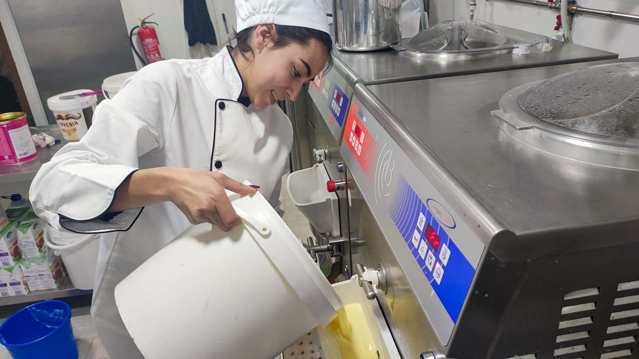 Produzir gelados artesanais exige dedicação e conhecimento da verdadeira arte italiana para que o resultado seja uma experiência «autêntica».