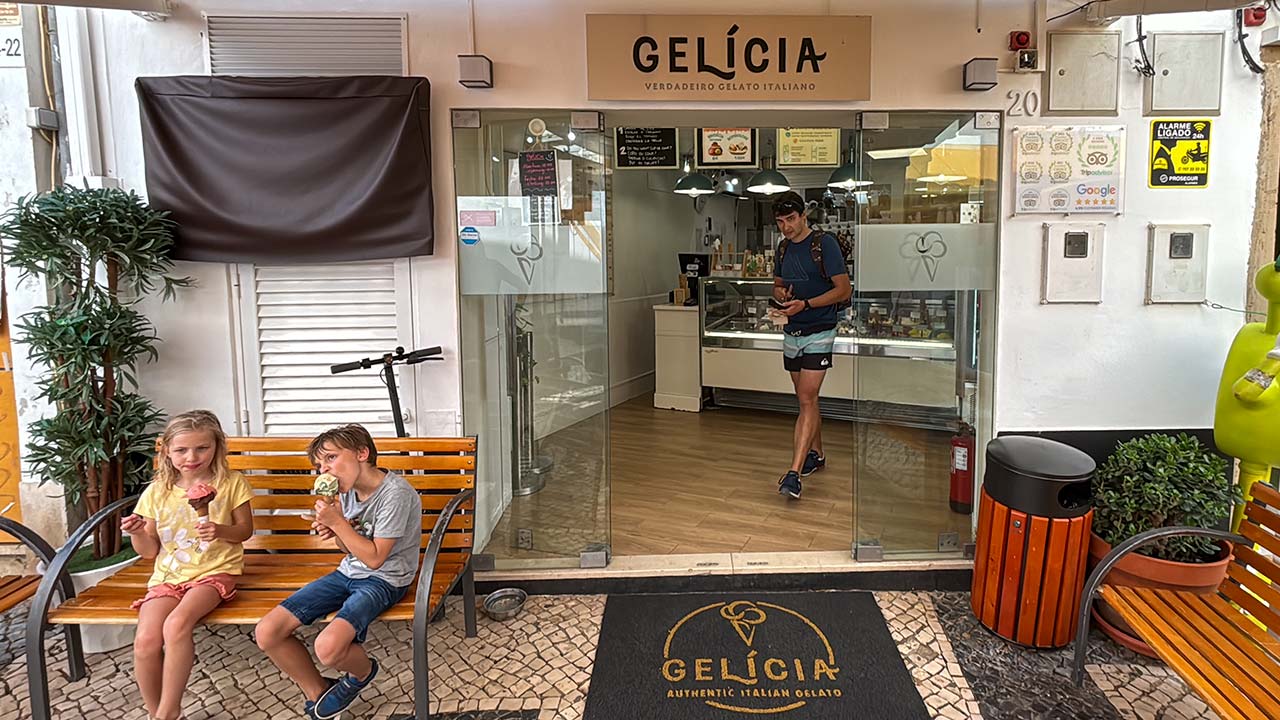 Produzir gelados artesanais exige dedicação e conhecimento da verdadeira arte italiana para que o resultado seja uma experiência «autêntica».