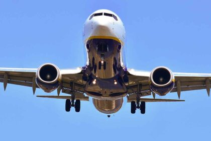 Os lucros da companhia aérea de baixo custo Ryanair mais do que duplicaram no primeiro trimestre fiscal, chegando aos 820 milhões de euros.