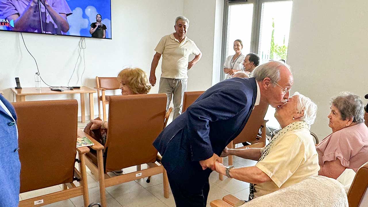 O candidato presidencial Luís Marques Mendes desafiou a ministra da Saúde a explicar a razão dos vários problemas do sector.