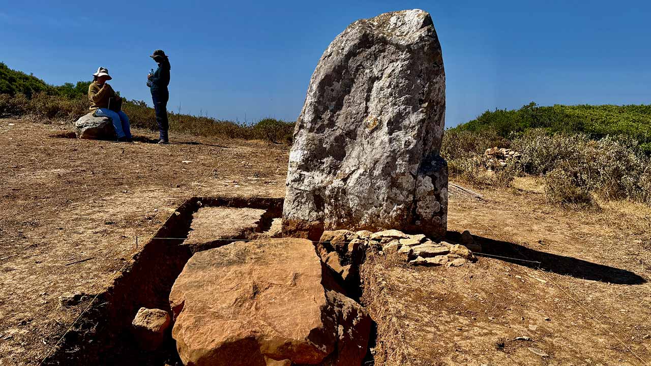 Com o objetivo de clarificar questões sobre as paisagens neolíticas do Ocidente Europeu, o Menir de Aspradantas, em Vila do Bispo, foi algo de uma intervenção arqueológica.