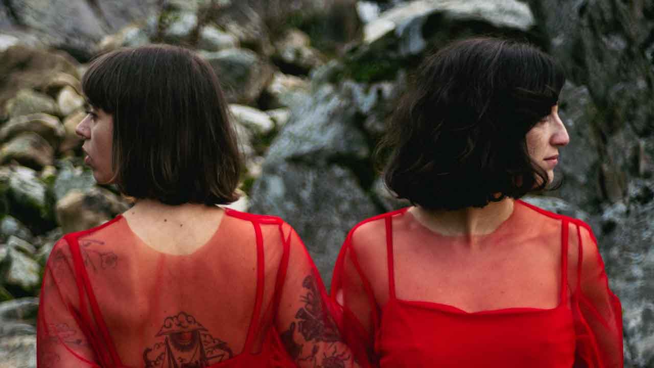O pequeno auditório do TEMPO – Teatro Municipal de Portimão acolhe o concerto do projeto «O Lado de Dentro», idealizado por Joana Ricardo e Mariana Ramos Correia.