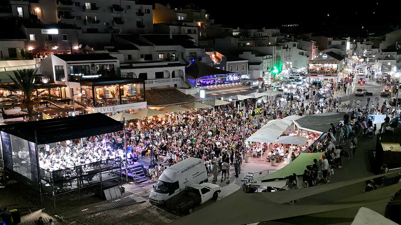 O concerto final do estágio da Orquestra de Sopros e Percussão de Lagoa juntou 85 jovens em palco, no Largo da Praia de Carvoeiro, sob a batuta do maestro Fernando Ferreira.