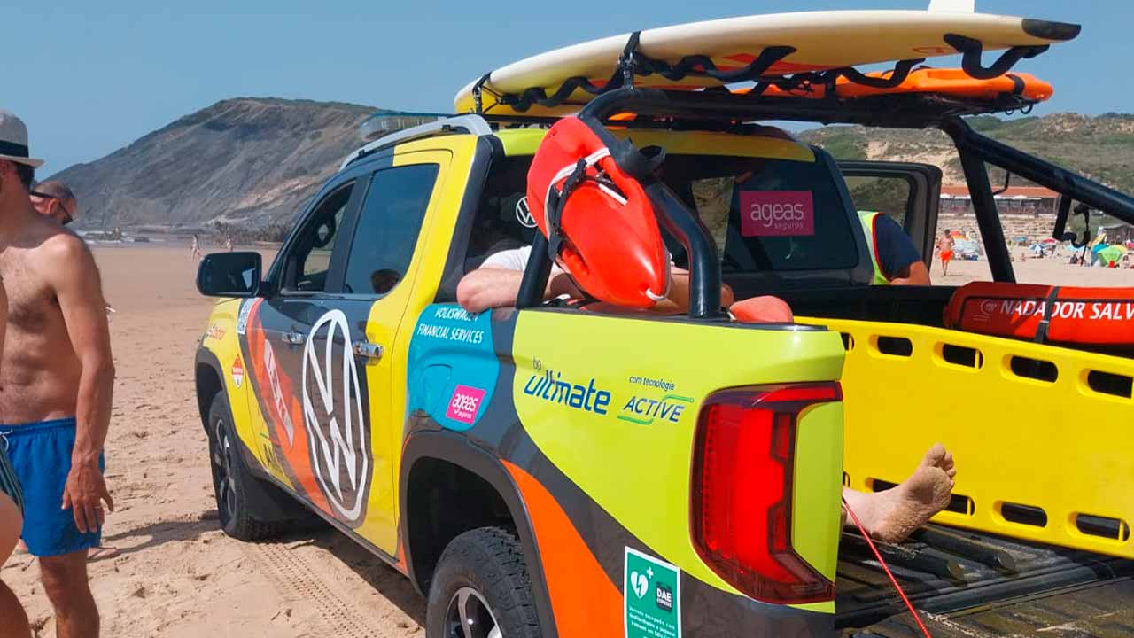 Duas mulheres de 47 e 57 anos e um homem de 53 anos foram auxiliados na Praia da Amoreira, em Aljezur, sendo depois transportados para uma unidade hospitalar.