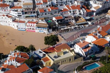 Luís Encarnação deslocou-se ontem a Lisboa para reunir com o comando da GNR e reivindicar mais policiamento na Praia do Carvoeiro.