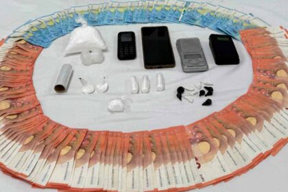 Um homem de 55 anos foi detido pela GNR, em Quarteira, por tráfico de estupefacientes, tendo, no seu domicílio, mais de 1.100 doses de cocaína.