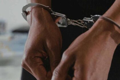 Dois homens, de 27 e 43 anos, foram detidos pela GNR, em Albufeira, por roubo na via pública, após uma denúncia e seguintes diligências policiais.