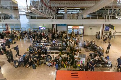 A Ryanair denunciou hoje atrasos de até 90 minutos, durante o fim de semana, no controlo de fronteiras dos aeroportos de Lisboa, Porto e Faro, devido à falta de funcionários, e apelou para que o governo «tome medidas imediatas».