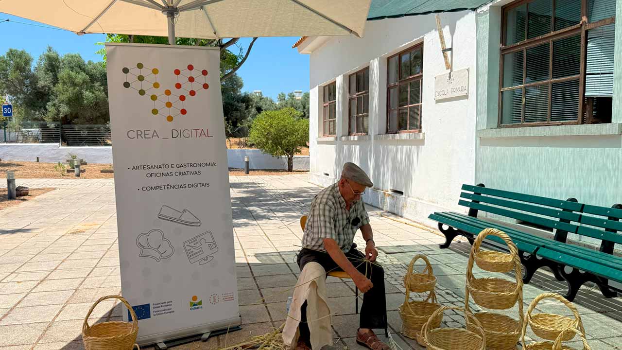 Foram 15 os seniores da comunidade local que estiveram presentes numa oficina de cestaria, promovida pela Odiana, no âmbito de um projeto europeu.
