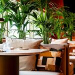 É praticamente banhado pela Praia de São Rafael que nasce o Sombra, um restaurante fine dining com uma ligação entre a serra e o mar.