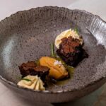 É praticamente banhado pela Praia de São Rafael que nasce o Sombra, um restaurante fine dining com uma ligação entre a serra e o mar.