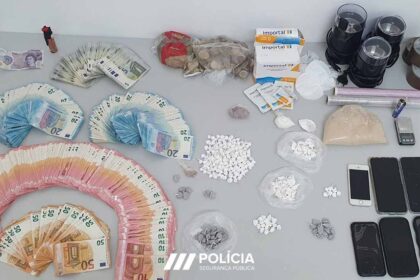 Seis pessoas, com idades entre os 27 e os 60 anos, foram detidos pela PSP, em Portimão, suspeitas de tráfico de droga, depois de uma investigação de vários meses.