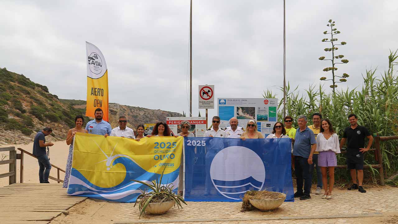 Bandeiras Azul, Qualidade de Ouro e Praia Acessível foram hasteadas nas praias de Vila do Bispo, demonstrando a qualidade ambiental das mesmas.