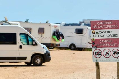 A Câmara Municipal de Vila do Bispo quer meter ordem na circulação de autocaravanas que se instalam sem cumprir regras em parques naturais ou mesmo nos espaços urbanos, criando problemas às comunidades locais.