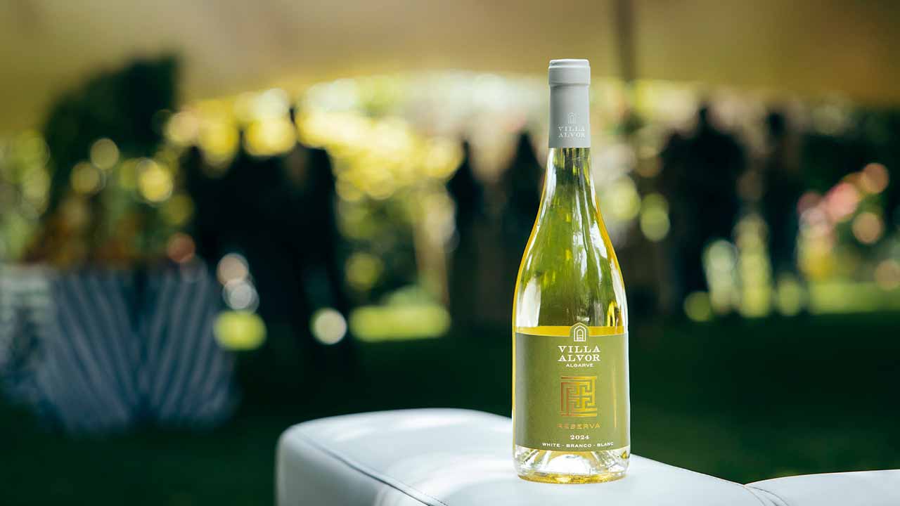 Marca de vinhos Villa Alvor acaba de lançar a nova gama Reserva, composta, numa primeira fase, por duas referências, um vinho branco e um rosé, que espelham a essência, riqueza e história do Algarve.