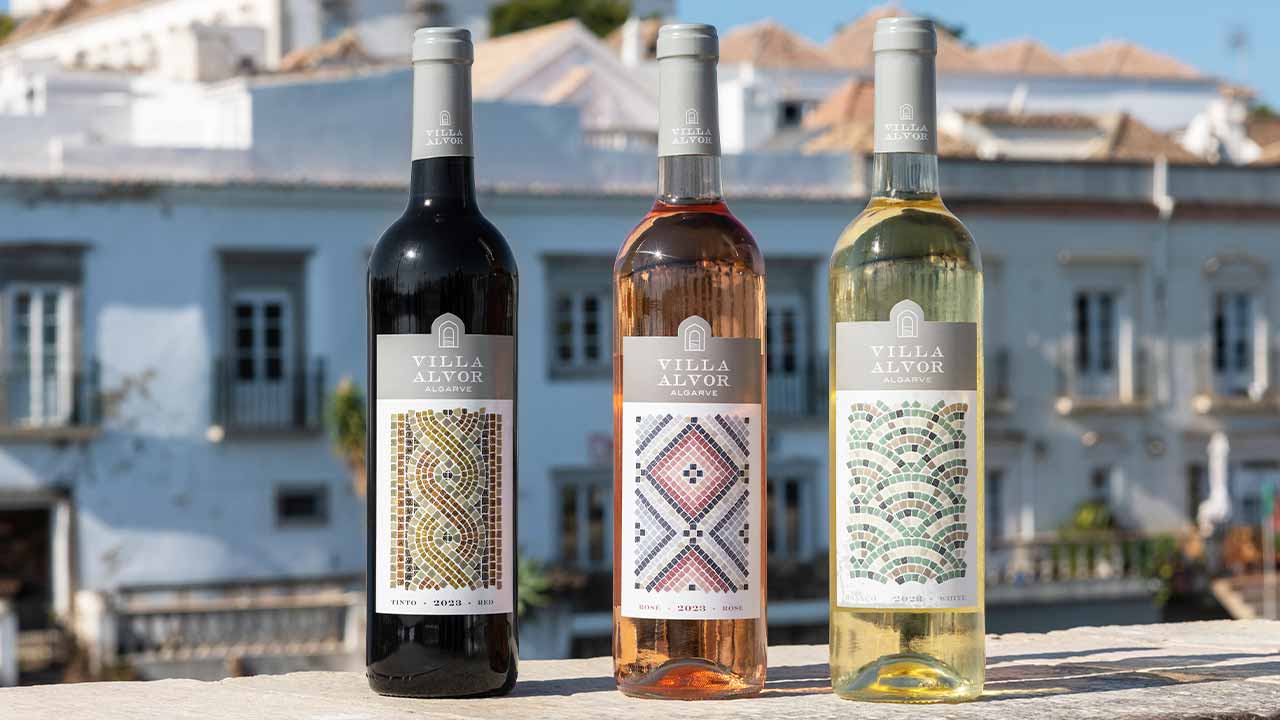 O vinho oficial do Festival F, Villa Alvor vai trazer um novo sabor às tardes de agosto, com uma van a percorrer praias da região que oferece bilhetes para o evento.