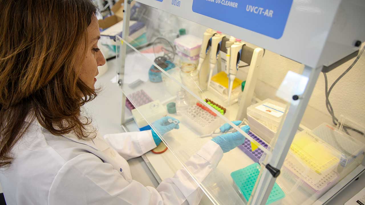 expressTEC, empresa de biotecnologia sediada em Faro, que está a desenvolver testes para aumentar o sucesso dos tratamentos oncológicos, mostra como os fundos europeus geridos na região alavancam a ciência de ponta em Portugal.