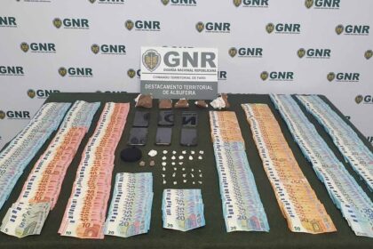Um homem de 34 anos e um outro de 33 foram detidos pela GNR, em Albufeira, por tráfico de droga, numa ação que apreendeu 121 doses de estupefacientes.