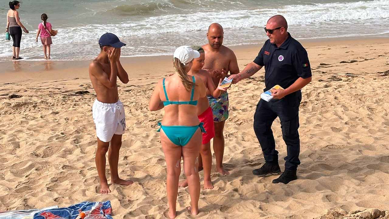 Com o objetivo de prevenir acidentes em zonas com arribas, as praias do concelho de Albufeira estão a ser palco da campanha de sensibilização «A Natureza Não Avisa. Mantenha Distância das Arribas».
