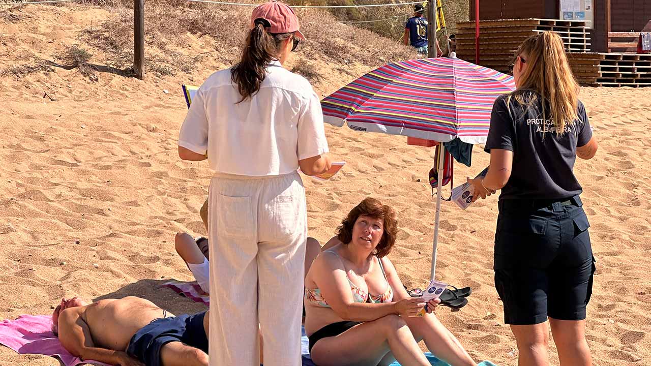 Com o objetivo de prevenir acidentes em zonas com arribas, as praias do concelho de Albufeira estão a ser palco da campanha de sensibilização «A Natureza Não Avisa. Mantenha Distância das Arribas».