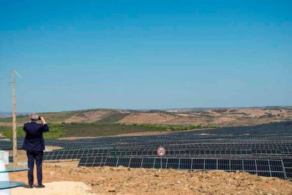 A Galp iniciou a construção de cinco projetos de baterias, com uma capacidade total de 74 megawatts (MW), para armazenar energia solar em Espanha e Portugal, informou a empresa em comunicado.