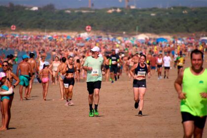 A Corrida da Baía de Monte Gordo regressa para a sua 26.ª edição, voltando a ligar as praias do concelho de Vila Real de Santo António num percurso inteiramente feito sobre a areia, no dia 10 de agosto.