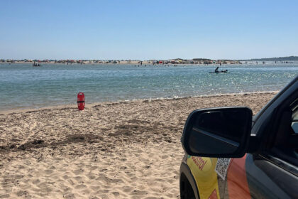 Três crianças estrangeiras em dificuldades na água foram resgatadas no sábado em zona não vigiada, na barra da Cacela Velha, concelho de Vila Real de Santo António (VRSA).