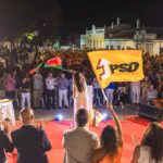 A apresentação da candidatura de Filomena Sintra à Câmara Municipal de Castro Marim encheu a Praça 1.º de Mario com cerca de 1400 pessoas.