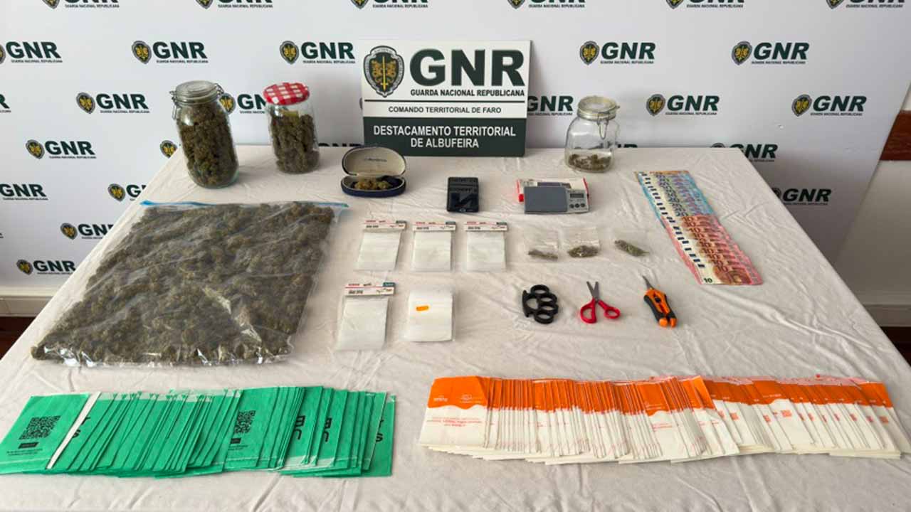 A GNR deteve 18 pessoas e apreendeu mais de três mil doses de droga em Albufeira, nos últimos dias, sobretudo locais de diversão noturna.