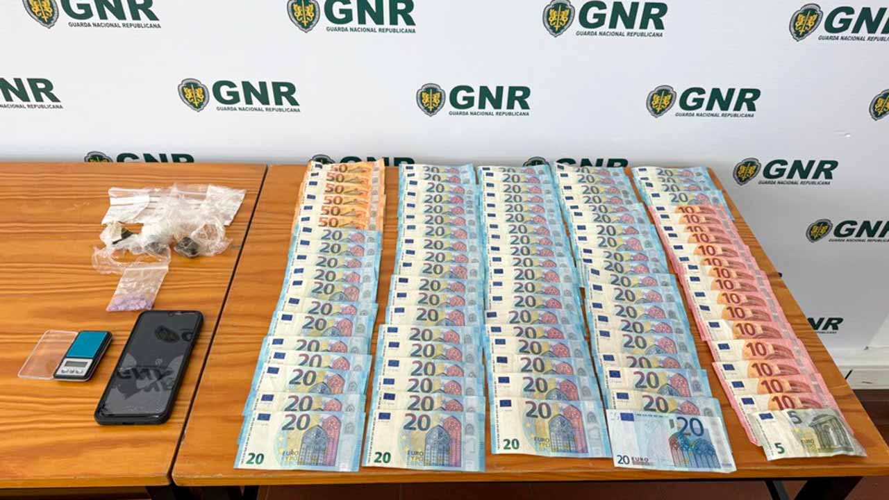 A GNR deteve 18 pessoas e apreendeu mais de três mil doses de droga em Albufeira, nos últimos dias, sobretudo locais de diversão noturna.