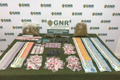 A GNR deteve 18 pessoas e apreendeu mais de três mil doses de droga em Albufeira, nos últimos dias, sobretudo locais de diversão noturna.