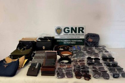 138 artigos contrafeitos para venda foram apreendidos pela GNR, em Alvor, sendo que um homem de 50 anos foi constituído arguido.
