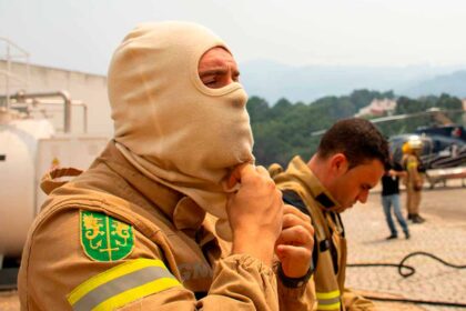 A GNR está a reforçar o patrulhamento de visibilidade e vigilância em áreas florestais e agrícolas face ao risco de incêndio, com o objetivo de dissuadir comportamentos e detetar situações suspeitas.