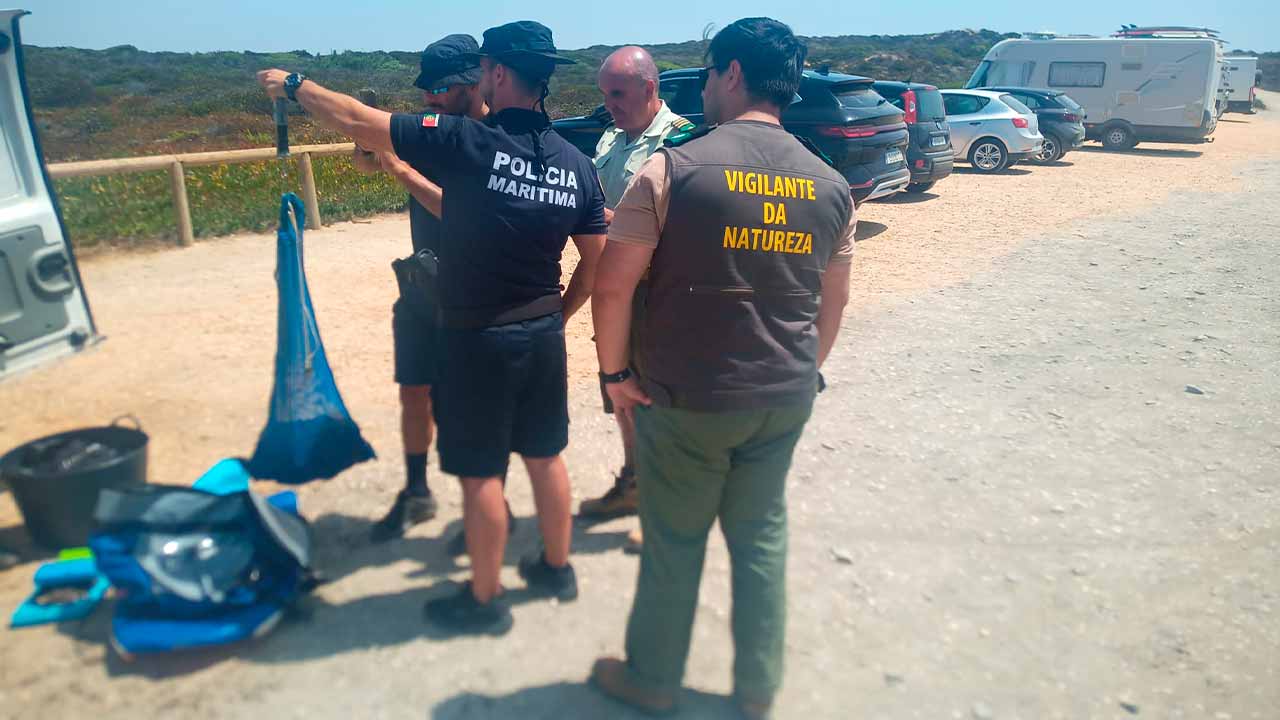 Oito pescadores lúdicos apeados foram fiscalizados pela Polícia Marítima e o ICNF no Parque Natural Sudoeste Alentejano e Costa Vicentina, tendo sido apreendidos 7,43 kg de percebes.