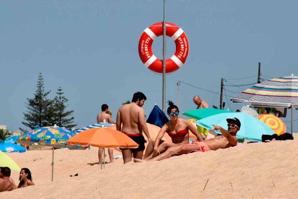 Um «episódio de tempo quente», previsto para entre hoje e quarta-feira, dia 6 de agosto, em Portugal continental, deverá ser «consideravelmente severo» pela duração e temperaturas máximas previstas, entre 36 e 44 graus Celsius, alertou o Instituto Português do Mar e da Atmosfera (IPMA).