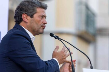 O Chega vai substituir a sua rentrée política no Algarve por uma homenagem às vítimas dos incêndios, anunciou hoje o líder do partido, acusando o primeiro-ministro por preferir festas do PSD à governação do país.