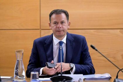 O primeiro-ministro, Luís Montenegro, disse hoje ter «total confiança» no dispositivo de combate aos incêndios, frisando que está «a 100% no terreno», e pediu que se respeite quem está a trabalhar em prol da segurança da população.