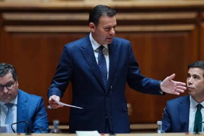 O primeiro-ministro, Luís Montenegro, garantiu hoje que ele próprio, a ministra da Administração Interna e o governo estiveram «sempre ao leme» no acompanhamento e coordenação do combate aos incêndios e recusou a ideia de que não houve prevenção.