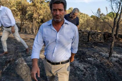 O presidente do Chega, André Ventura, acusou hoje a ministra da Administração Interna de incompetência na gestão do combate aos incêndios que têm afetado o país e desafiou o primeiro-ministro a admitir «que falhou» nesta matéria.