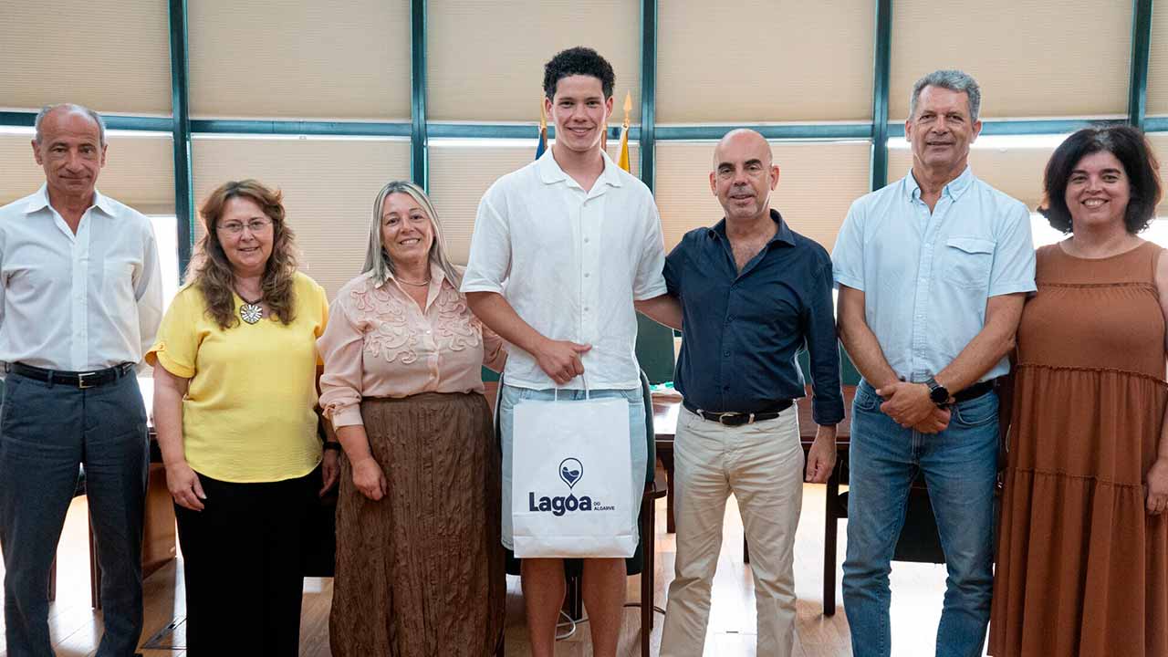 O município de Lagoa reconheceu o mérito desportivo de Paulo Bernardo Serra, jovem que se sagrou Campeão Nacional de Andebol pelo Sporting Clube de Portugal.