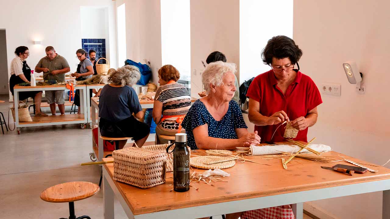 «Palma, Esparto e Cana» é o nome da residência criativa do Loulé Criativo que está a decorrer até dia 8 de agosto, sob orientação de cinco mestres artesãos locais.