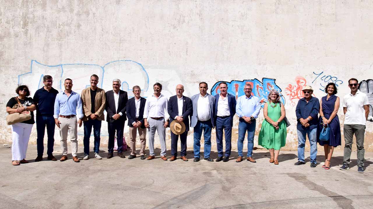 O maior investimento público no concelho, no valor de 20,5 milhões de euros, o Mercado Municipal de Quarteira, começou hoje a ser construído.