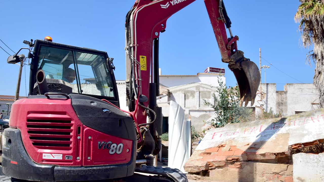 O maior investimento público no concelho, no valor de 20,5 milhões de euros, o Mercado Municipal de Quarteira, começou hoje a ser construído.