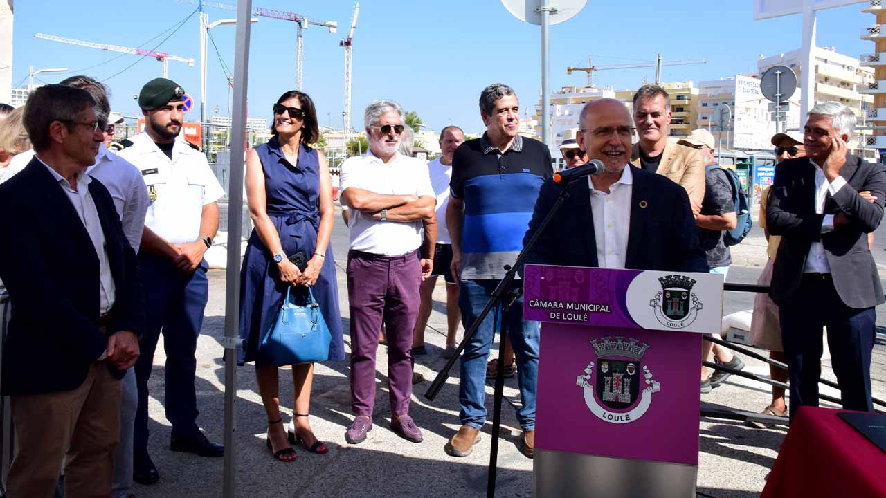 O maior investimento público no concelho, no valor de 20,5 milhões de euros, o Mercado Municipal de Quarteira, começou hoje a ser construído.