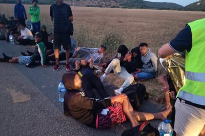 A Guarda Nacional Republicana (GNR), resgatou ontem, dia 8 de agosto, 38 migrantes que se encontravam a bordo de uma embarcação artesanal, de madeira, no concelho de Vila do Bispo.