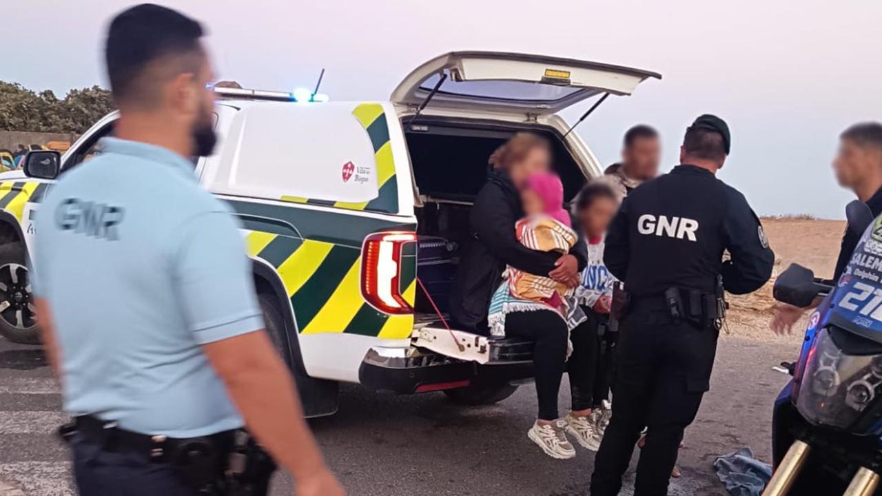 A Guarda Nacional Republicana (GNR), resgatou ontem, dia 8 de agosto, 38 migrantes que se encontravam a bordo de uma embarcação artesanal, de madeira, no concelho de Vila do Bispo.