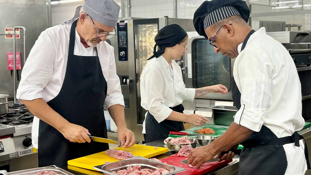 O grupo de migrantes qualificado pela Escola de Hotelaria e Turismo do Algarve (EHTA) iniciou uma nova etapa de integração no sector, com a realização de estágios profissionais.